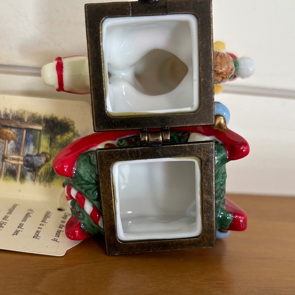 Classic Pooh Midwest of Cannon Falls Porcelain Hinged Box - Picture 6 of 7